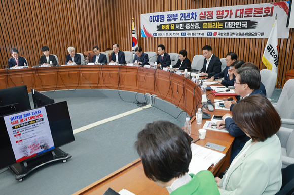 국민의힘 장동혁 대표가 20일 국회에서 국민의힘 정책위원회와 여의도연구원이 연 이재명 정부 2년차 평가 토론회 '벼랑 끝 서민&middot;중산층, 흔들리는 대한민국'에 참석해 인사말하고 있다. 2026.8.20 [사진=연합뉴스]