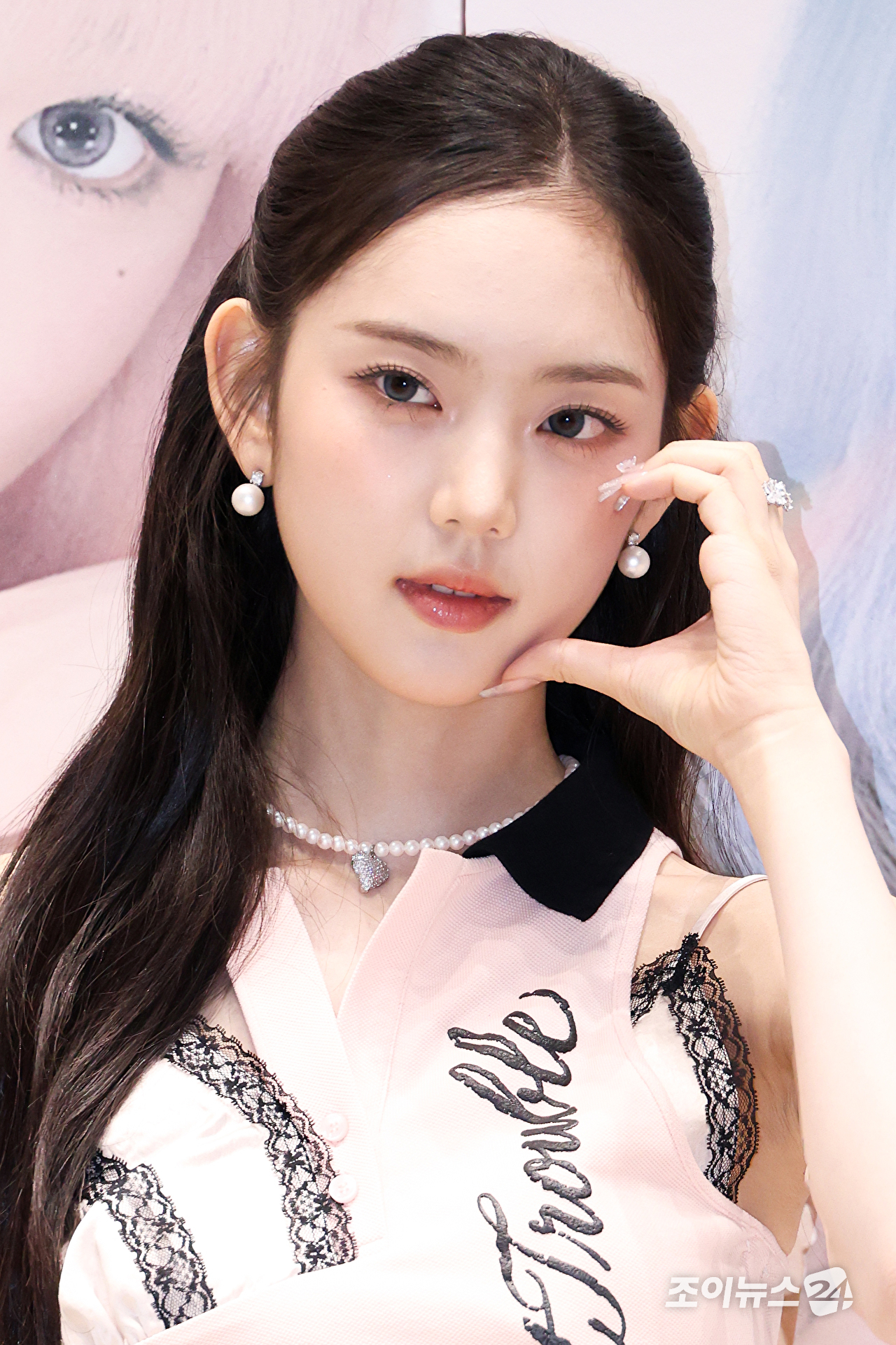 그룹 키키 이솔이 6일 오전 서울 성동구 성수동 펍지 성수에서 진행된 세 번째 미니앨범 '와이키키(WhyKiiiKiii)' 발매 기념 팝업 스토어 '와이키키 듀티 프리 팝업(WhyKiiiKiii Duty Free POP-UP)' 오픈 행사에 참석해 포즈를 취하고 있다. [사진=문수지 기자]