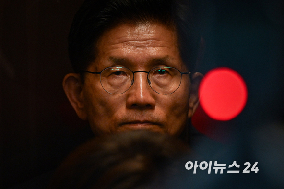 김문수 국민의힘 대선 후보가 4일 서울 여의도 당사에서 대선 결과에 승복하는 기자회견을 마치고 퇴장하고 있다. [사진=정소희 기자]