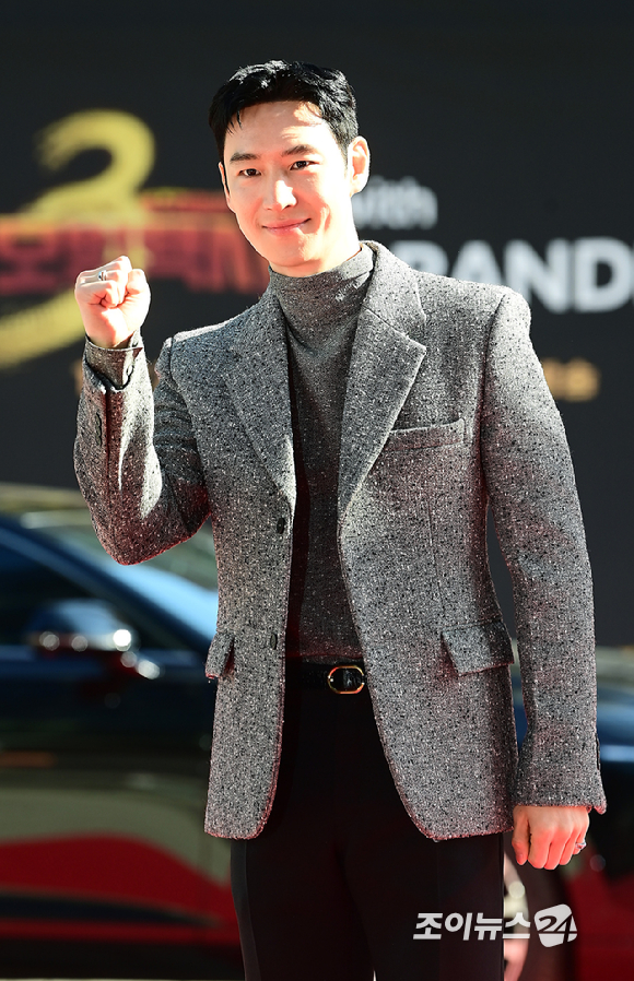 배우 이제훈이 18일 오후 서울 양천구 목동 SBS 정문에서 열린 SBS 새 금토드라마 '모범택시3' 레드카펫 포토행사에 참석하고 있다. [사진=정소희 기자]