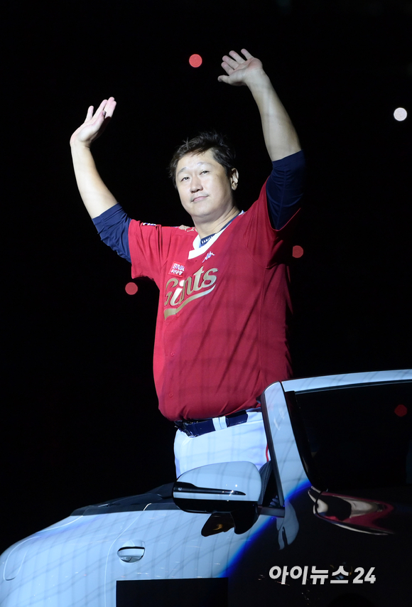 '조선의 4번 타자' 롯데 이대호의 은퇴식이 8일 부산 동래구 사직야구장에서 열린 가운데 이대호의 다양한 모습. [사진=정소희 기자]