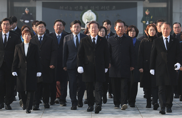 이재명(가운데) 더불어민주당 대표가 새해 첫 날인 1일 오전 서울 동작구 국립서울현충원을 찾아 참배를 마친 뒤 이동하고 있다. [사진=뉴시스]
