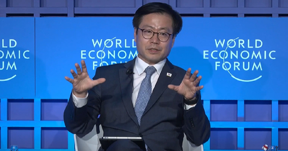 여한구 통상교섭본부장이 22일(현지시간) 스위스 다보스에서 열린 세계경제포럼 연차총회 세션 무대에서 발언하고 있다. [사진=세계경제포럼 홈페이지 캡처 ]