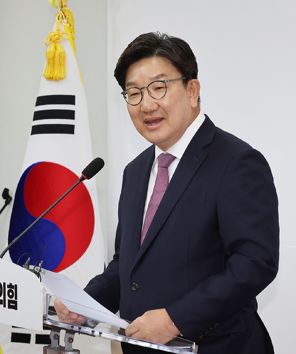 국민의힘 권성동 원내대표가 12일 국회에서 원내대표 퇴임 기자회견을 하고 있다. [사진=연합뉴스]