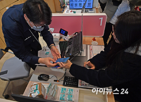 [포토] 무료 유심 교체 시작한 KT