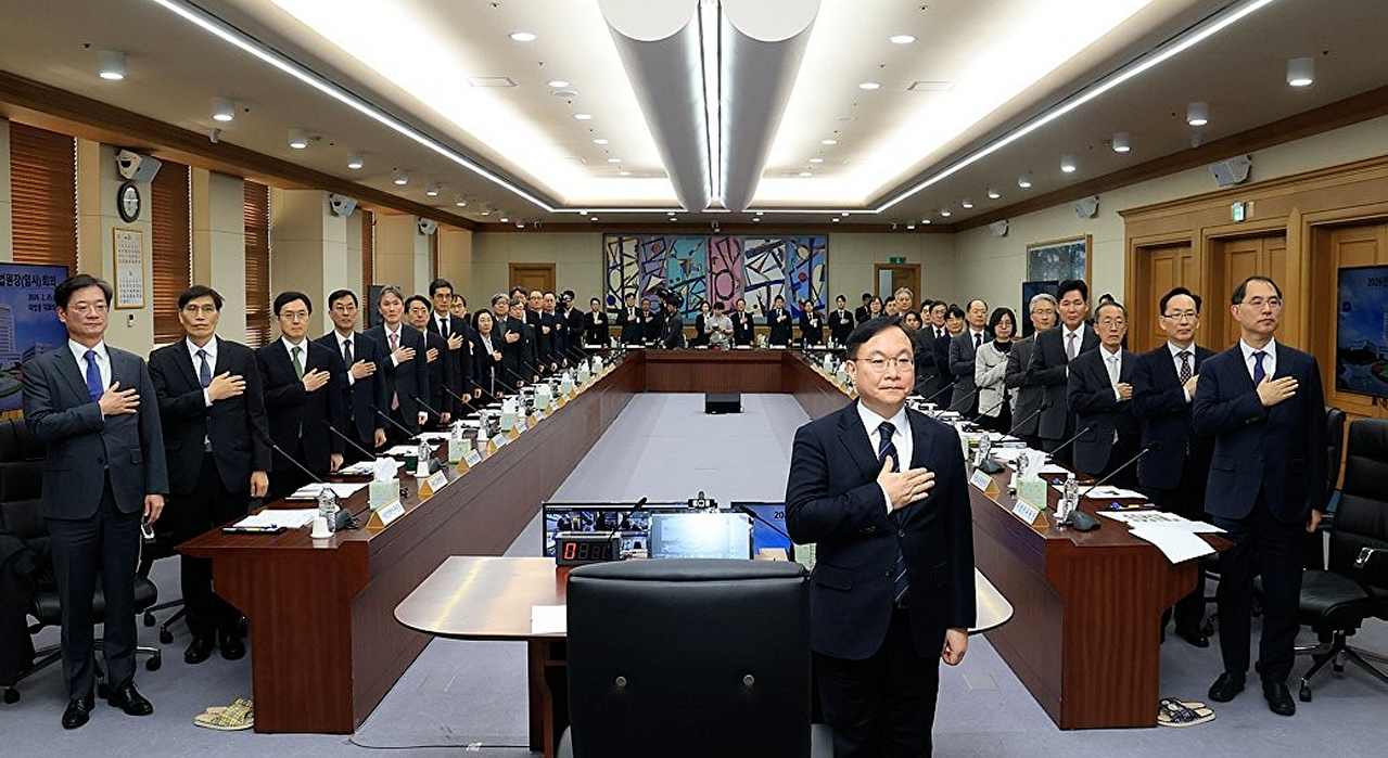 박영재 법원행정처장을 비롯한 법원장들이 25일 서울 서초구 대법원에서 열린 전국법원장회의에서 국기에 경례하고 있다. 2026.2.25 [공동취재] [사진=연합뉴스]