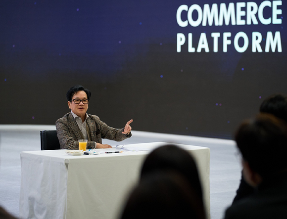 이재현 CJ그룹 회장이 지난 7일 서울 서초구 CJ온스타일 본사에서 직원들을 만나 격려하고 있다. [사진=CJ]