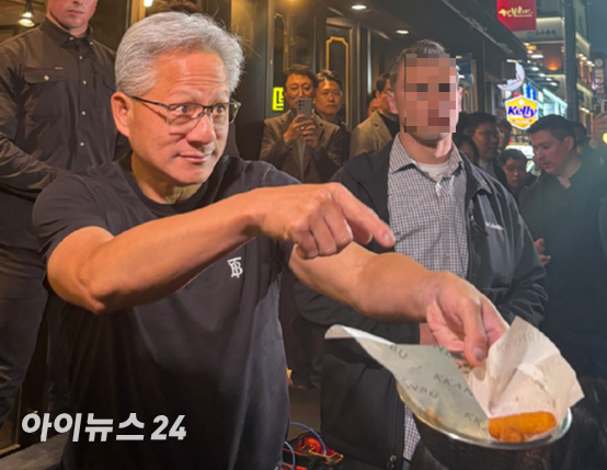 젠슨 황 엔비디아 최고경영자가 30일 서울 삼성동 한 치킨집에서 진행된 이재용 삼성전자 회장, 정의선 현대차그룹 회장과 치맥 회동 중 기념촬영을 하고 있다. 2025.10.30 [사진=연합뉴스]