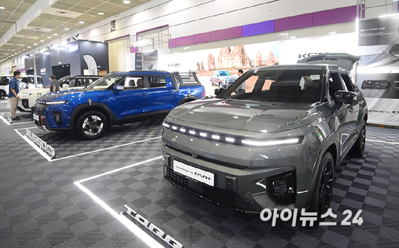 'EV 트렌드 코리아 2026'이 25일 서울 강남구 코엑스에서 열렸다. KG모빌리티(KGM) 부스에 무쏘 EV, 토레스 EVX, 액티언 하이브리드 등 친환경 전동화 모델 3종이 전시되고 있다. [사진=정소희 기자]