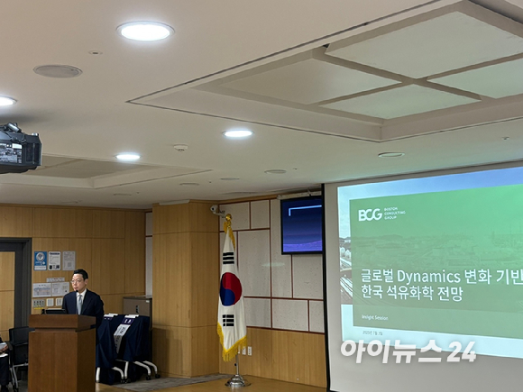 김지훈 보스턴컨설팅그룹(BCG) 대표파트너가 2일 서울 영등포구 국회의원회관에서 '석유화학 구조조정을 통한 산업재편'을 주제로 열린 제1회 국회미래산업포럼에서 기조 발제를 진행하고 있다. [사진=이한얼 기자]