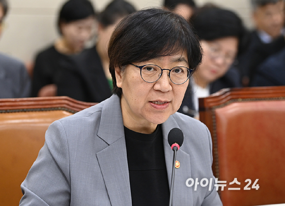 정은경 보건복지부 장관이 15일 서울 여의도 국회 보건복지위원회에서 열린 보건복지부 등에 대한 국정감사에서 의원의 질의에 답변하고 있다. [사진=곽영래 기자]