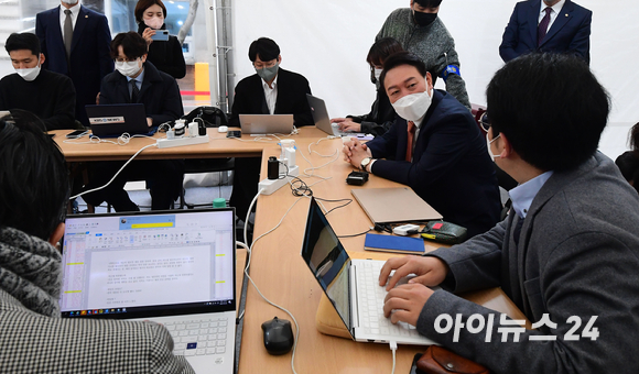 윤석열 대통령 당선인이 24일 서울 종로구 통의동 인수위에 설치된 프레스다방을 방문해 기자들의 질문에 답하고 있다. [사진=국회사진취재단]