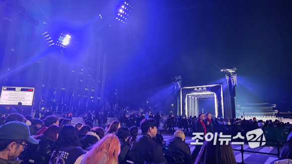 방탄소년단 'BTS 컴백 라이브: ARIRANG' 공연이 21일 오후 서울 종로구 광화문 광장에서 열리는 가운데 현장이 인파로 북적이고 있다. [사진=정지원 기자]