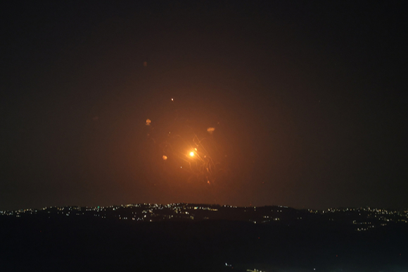 9일(현지시간) 요르단 계곡의 이스라엘 측 지역에서 요르단 방공망이 이란에서 발사된 미사일을 요격하는 모습이 포착됐다. [사진=EPA/연합뉴스]