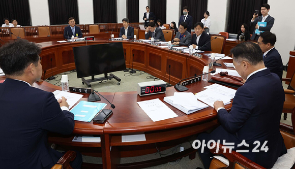 26일 서울 여의도 국회에서 정보위원회 전체회의가 열리고 있다. [사진=국회사진기자단]