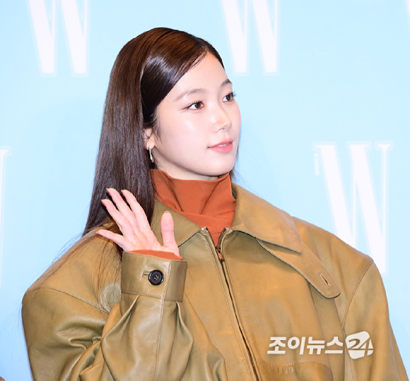 그룹 르세라핌 카즈하가 15일 오후 서울 종로구 포시즌스 호텔에서 열린 제20회 유방암 인식 항상 캠페인 자선 행사 'LOVR YOUR'에 참석하고 있다. [사진=정소희 기자]