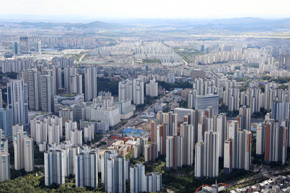 헬기에서 본 경기도 수원시 아파트 단지 모습. [사진=뉴시스]