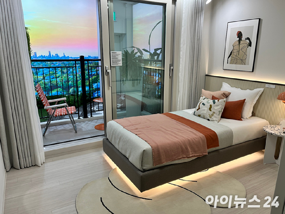 '상도푸르지오클라베뉴' 견본주택에서 방문객들이 모형도를 보고 있다. [사진=안다솜 기자]