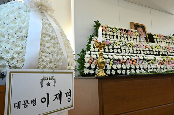 27일 오전 서울 종로구 서울대학교병원 장례식장에 마련된 故 이해찬 전 국무총리의 빈소에 이재명 대통령 근조화환이 놓여있다. [사진=사진공동취재단]