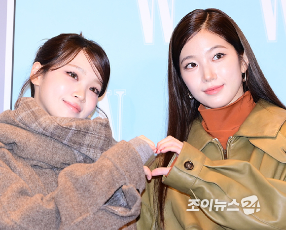 그룹 르세라핌 김채원과 카즈하가 15일 오후 서울 종로구 포시즌스 호텔에서 열린 제20회 유방암 인식 항상 캠페인 자선 행사 'LOVR YOUR'에 참석하고 있다. [사진=정소희 기자]
