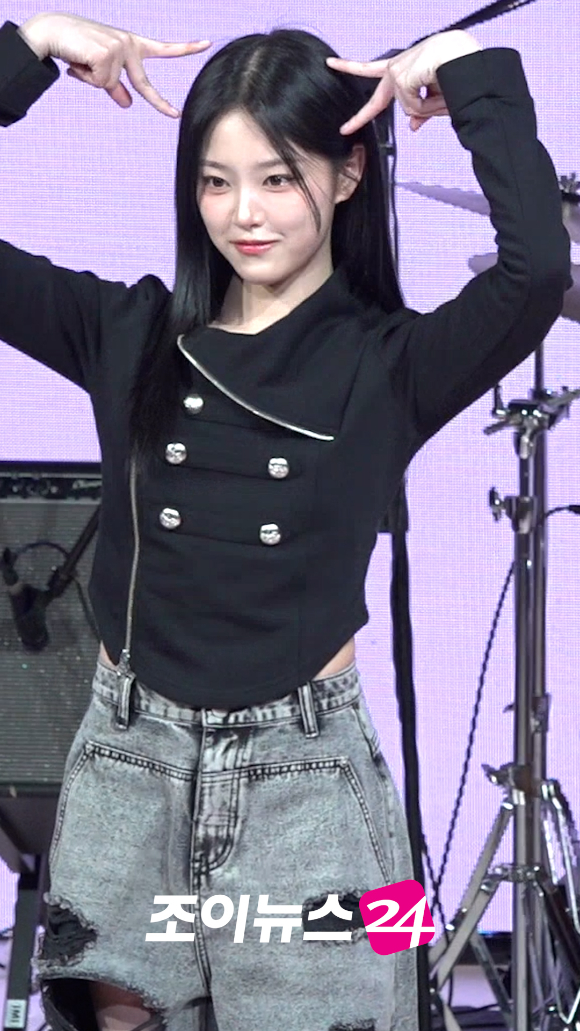 밴드 레이턴시 현진이 지난 18일 오후 서울 마포구 상암동 쇼킹케이팝센터에서 열린 레이턴시(LATENCY) 첫 미니앨범 '레이트 오'클락'(LATE O'CLOCK) 쇼케이스에서 포즈를 취하고 있다. [사진=문수지 기자]