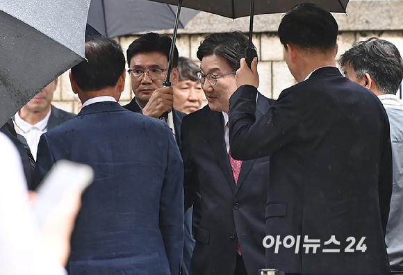 권성동 국민의힘 의원이 16일 서울 서초구 서울중앙지법으로 구속 전 피의자 심문(영장실질심사)에 앞서 지인들과 인사를 나누고 있다. [사진=곽영래 기자]