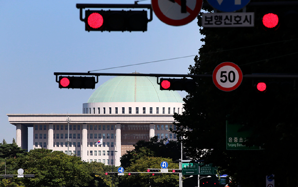 서울 여의도 국회의사당 앞 교통 신호등이 일제히 빨간불을 가리키고 있다. [사진=김성진 기자]