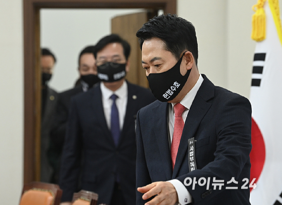 장동혁 국민의힘 대표가 5일 서울 여의도 국회에서 열린 최고위원회의에 마스크를 쓰고 참석하고 있다. [사진=곽영래 기자]