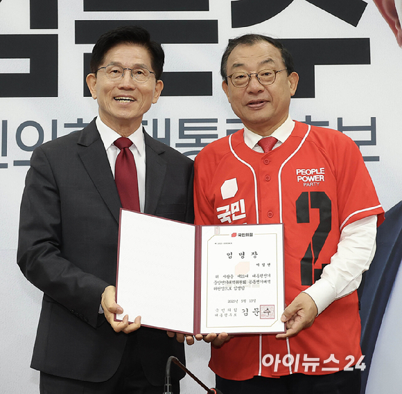 김문수 국민의힘 대선 후보가 15일 오전 서울 여의도 국회에서 열린 중앙선대위 회의 및 중앙선대위 임명장 수여식에 이정현 공동선대위원장에게 임명장을 수여한 뒤 기념촬영을 하고 있다. [사진=곽영래 기자]