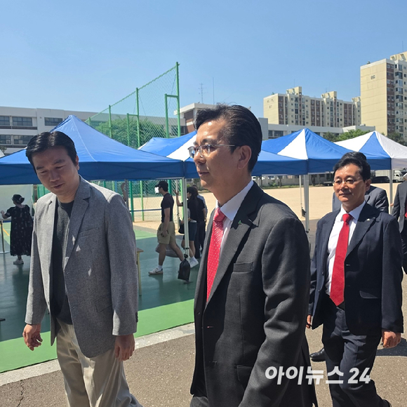 현대건설 직원들이 30일 서울 강남구 압구정고등학교에서 열린 시공사 선정 총회 직후 세레머니를 하고 있다. 이날 현대건설은 압구정5구역을 수주했다. 2026.05.30 [사진=이효정 기자 ]
