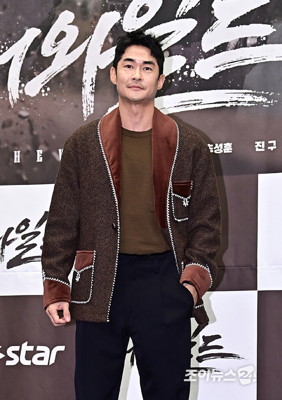 배우 배정남이 3일 오전 서울 상암동 스탠포드 호텔에서 진행된 MBN 새 예능 '더 와일드(THE WILD)'제작발표회에서 기념 촬영을 하고 있다. [사진=곽영래 기자]
