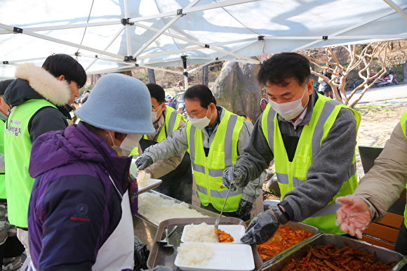 엑스코 임직원들이 나눔 문화 확산과 지역사랑 실천을 위한 (사)사랑해밥차 무료급식 봉사활동을 펼치고 있다. [사진=엑스코]