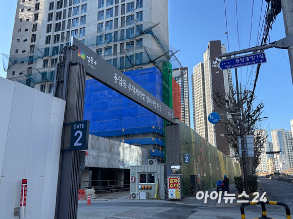 1월 22일 서울 성동구 용답동 답십리역(5호선) 1번 출구에서 나오자마자 펜스 넘어로 '성동리버뷰자이' 신축 공사 현장이 보이고 있다. [사진=김민지 기자]