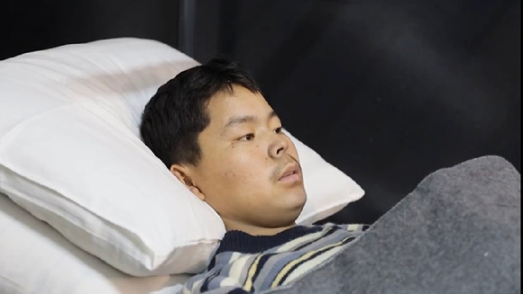 우크라이나군에 생포된 2005년생 북한군 포로가 누구와 싸우는지 모르는 상태로 러시아에 왔고, 파병 사실을 어머니조차 모르고 있다고 밝혔다. [사진=X @ZelenskyyUa]