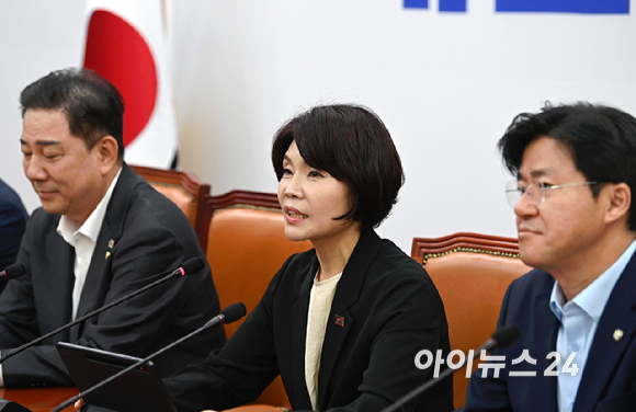 한정애 더불어민주당 신임 정책위의장이 5일 오전 서울 여의도 국회에서 열린 원내대책회의에서 발언하고 있다. [사진=곽영래 기자]