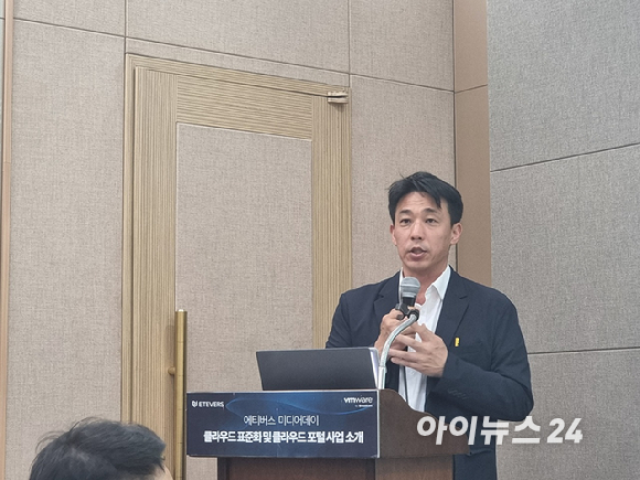 이정현 에티버스 SDI사업본부장(상무)가 29일 오전 서울 중구 에티버스타워에서 열린 기자간담회에서 발표하고 있다. [사진=윤소진 기자]