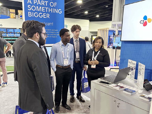 CJ대한통운 미국법인 CJ로지스틱스 아메리카(CJLA) 직원이 미국 애틀란타에서 개최된 'MODEX 2026' 참관객들에게 콜드체인 물류 서비스와 AI 기반 물류관리시스템을 설명하고 있다. [사진=CJ대한통운]