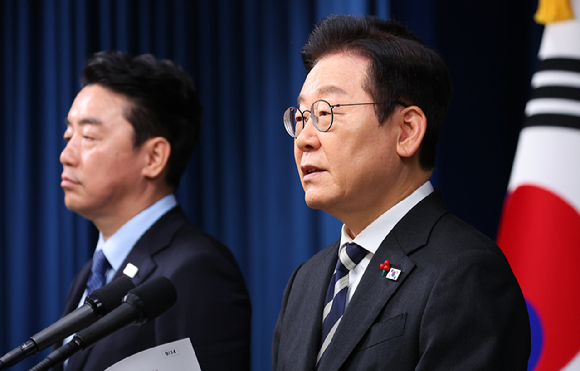 이재명 대통령이 12·3 비상계엄 사태 1주년인 3일 용산 대통령실에서 '빛의 혁명 1주년 대국민 특별성명'을 발표하고 있다. 2025.12.3 [사진=연합뉴스]