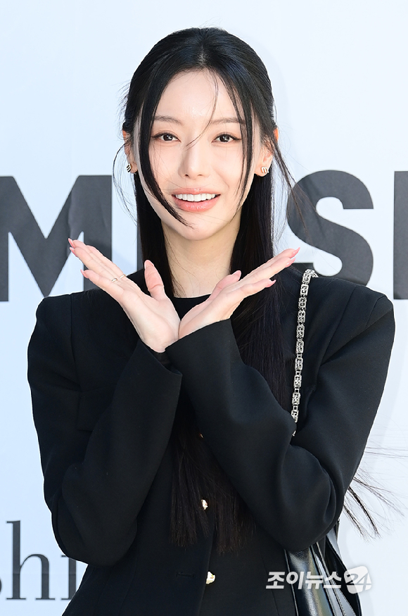 가수 세리가 24일 오후 서울 성동구 성수동 더블유미션에서 열린 홀리넘버세븐 X 코타로 타니야마 콜라보 팝업 오프닝 행사에 참석하고 있다. [사진=정소희 기자]