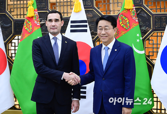 조정식 국회의장이 15일 국회를 찾은 베르디무하메도프 투르크메니스탄 대통령을 만나 악수하고 있다. [사진=정소희 기자]