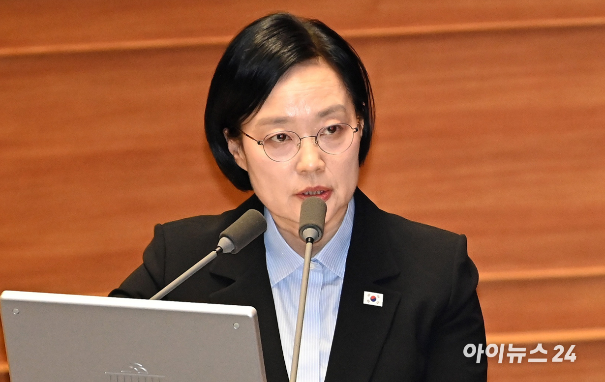 한성숙 국무총리가 14일 서울 여의도 국회에서 열린 제439회 국회(정기회) 제8차 본회의에서 김영호 더불어민주당 의원의 교육&middot;사회&middot;문화에 관한 대정부질문에 답하고 있다. [사진=곽영래 기자]