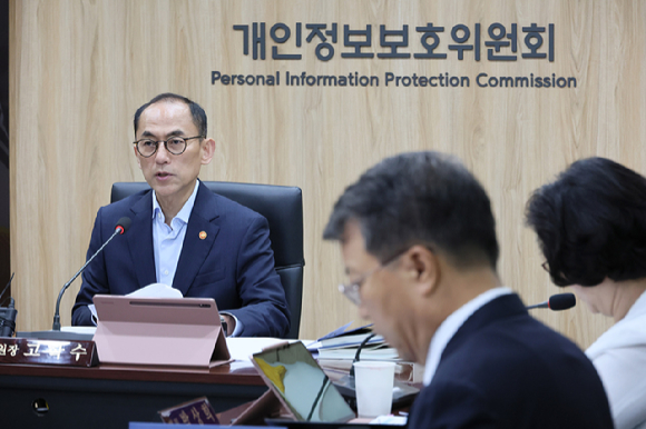 최근 국내 랜섬웨어 감염, 개인정보 유출 사고가 계속되는 가운데 휴가철을 맞아 개인정보위와 보안업계가 '휴가철 보안'의 중요성을 강조하고 있다. 사진은 챗GPT로 생성한 AI(인공지능) 이미지. [사진=챗GPT]
