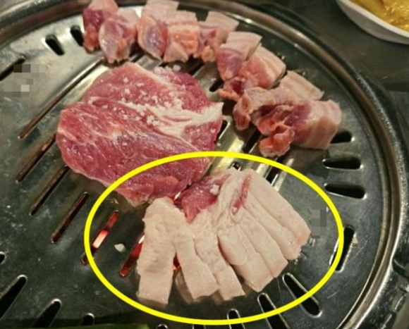 제주도가 이번에는 비계가 절반을 차지하는 목살이 제공됐다는 폭로가 나오면서 논란이 일고 있다. 사진은 해당 고기. [사진=온라인 커뮤니티]