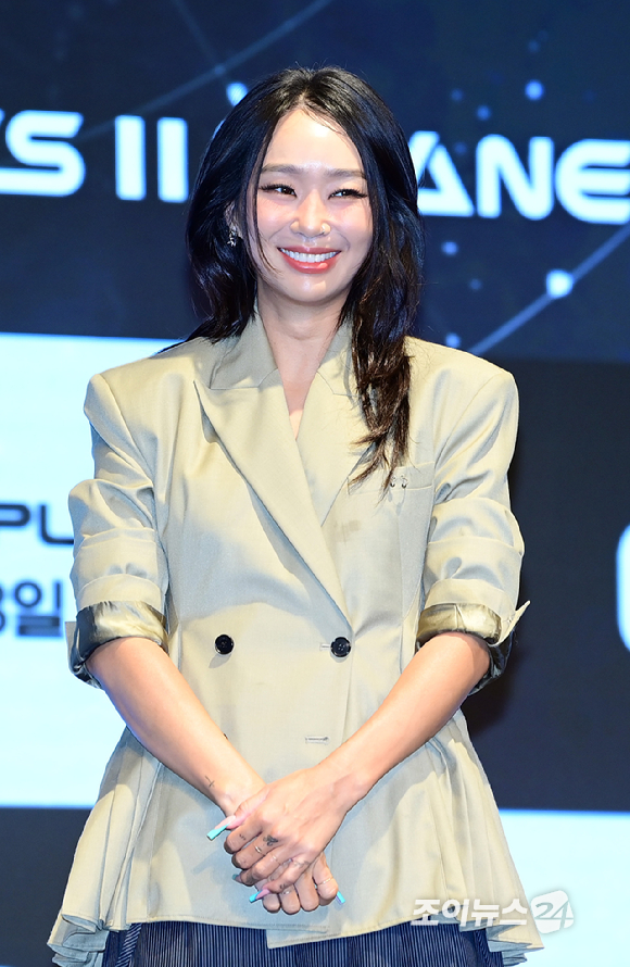 가수 효린이 16일 오전 서울 구로구 더 세인트에서 열린 Mnet 새 예능프로그램 '보이즈2 플래닛' 제작발표회에 K&C 공통 마스터로 참석하고 있다. [사진=정소희 기자]