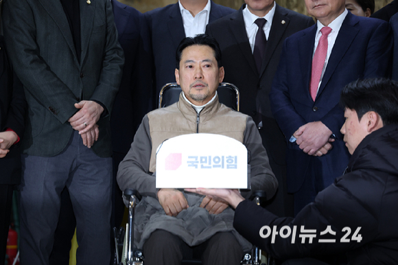 통일교&middot;공천헌금 '쌍특검'을 요구하며 8일째 단식을 진행 중인 장동혁 국민의힘 대표가 22일 서울 여의도 국회에서 단식을 중단하고 발언하고 있다. [사진=곽영래 기자]