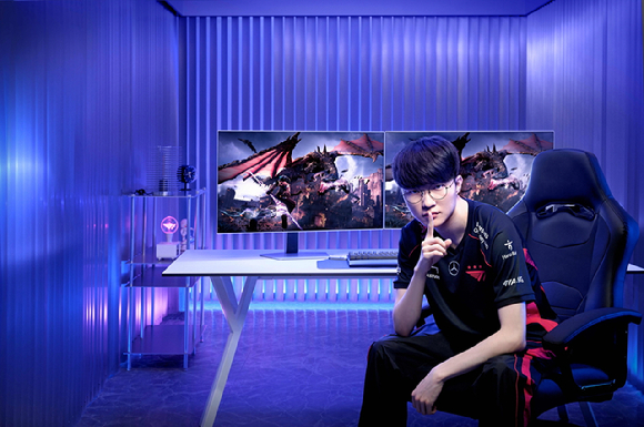 T1 페이커 선수가 삼성전자 OLED 게이밍 모니터 '오디세이 OLED G8(G80SD)'을 소개하고 있다. [사진=삼성전자]