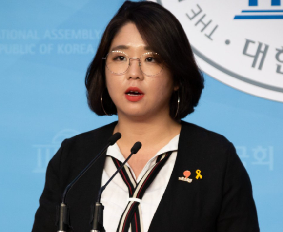 법원이 윤석열 대통령의 구속취소 청구를 인용한 가운데, 용혜인 기본소득당 대표가 이를 비판하며 헌법재판소에 신속한 판결을 요구했다. [사진=용혜인 페이스북]