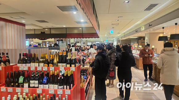 23일 서울 중구 롯데백화점 본점 지하 식품관이 소비자들로 북적이고 있다. 이날 AI 챗봇 서비스 '더스틴'을 체험해봤다. [사진=진광찬 기자]