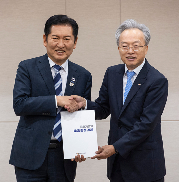 더불어민주당 정청래 대표가 31일 서울 마포구 상장회사회관에서 열린 더불어민주당-한국중견기업연합회 정책간담회'에서 최진식 중견기업협회장을 비롯한 참석 기업인들에게 인사말을 하고 있다. 2025.10.31 [사진=연합뉴스]