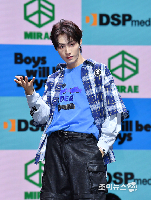 그룹 미래소년 유도현이 19일 오후 서울 서대문구 신촌캠퍼스백주년기념관 콘서트홀에서 열린 미니 5집 'Boys will be Boys' 발매 기념 쇼케이스에서 포토타임을 갖고 있다. [사진=곽영래 기자]